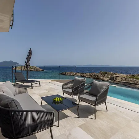 Beachfront Mare With Seaview And Pool 别墅 *