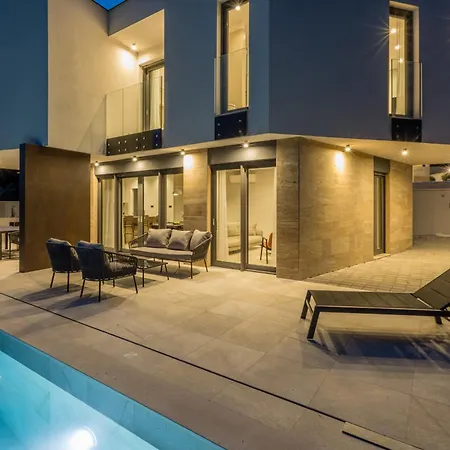 Beachfront Mare With Seaview And Pool Pijavicino