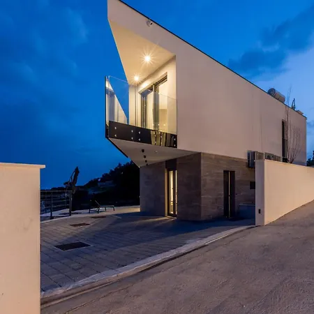 Beachfront Mare With Seaview And Pool Pijavicino