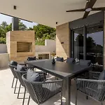 Beachfront Mare With Seaview And Pool Pijavicino