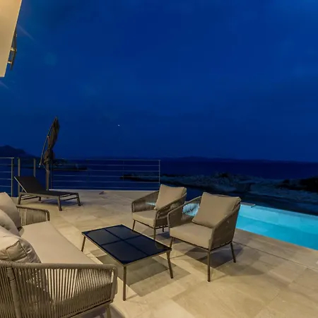 Beachfront Mare With Seaview And Pool *